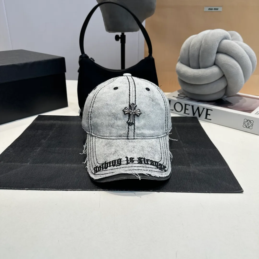 P60 Crow Heart 🆕🆕New baseball cap, stylish and classic cross logo, casual with a cool feeling, unisex style, same style for men and women! Very easy to match! Head circumference: 56-58cm is available